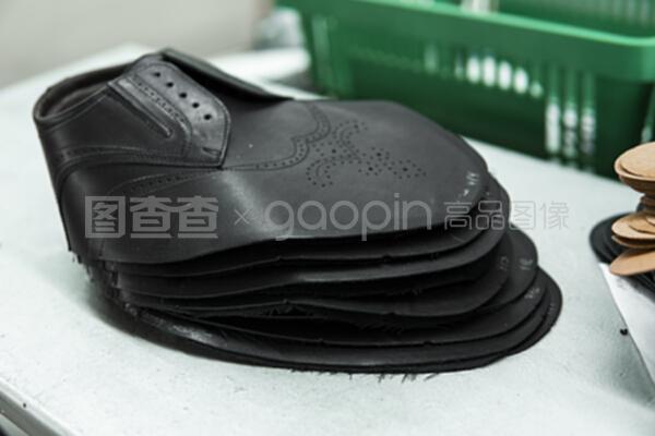 鞋厂生产的无鞋底的缝合鞋。